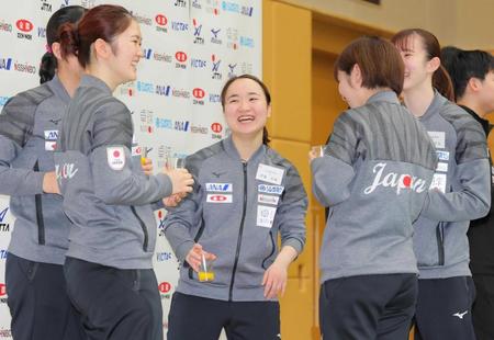 　世界選手権の壮行会で笑顔を見せる伊藤美誠（左）、早田ひな（右奥）ら女子日本代表