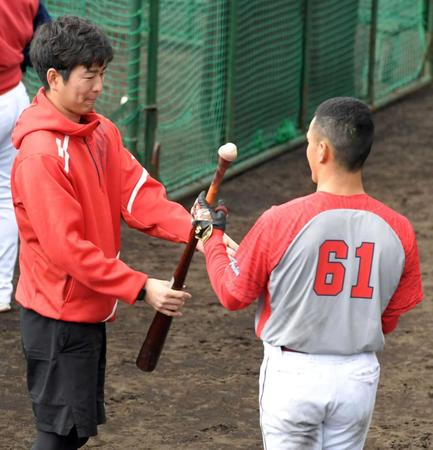 　グリップエンドに取り付けられたブラストモーション。（左から）飯田アナリスト、矢野