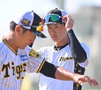 　田中コーチの話に耳を傾ける山田（右）＝撮影・北村雅宏