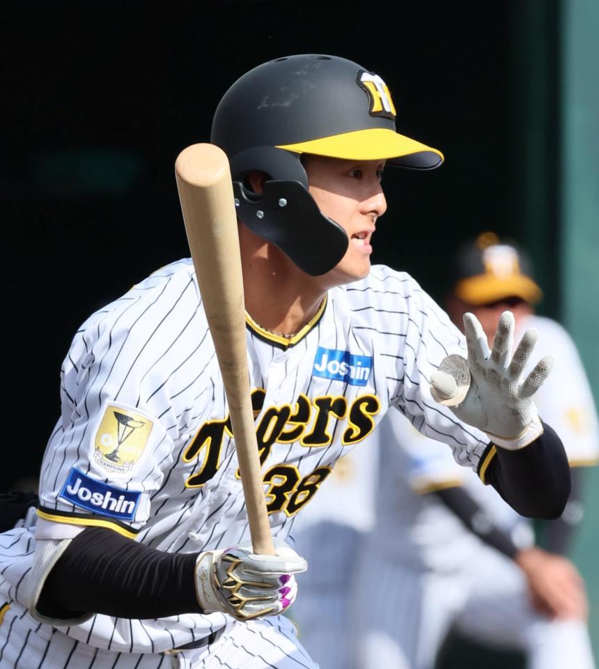 　８回、一ゴロを放ち追加点を挙げる小幡＝１７日