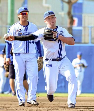 　守備練習する牧＝１日、宜野湾