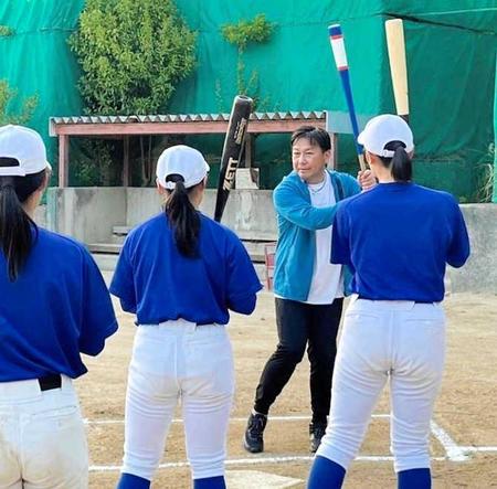 　神戸国際大付女子硬式野球部を指導する久慈氏（神戸国際大付提供）