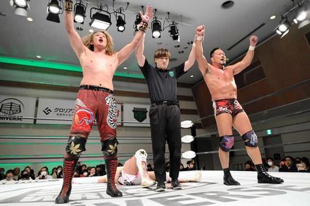 　杉浦貴（右）とタッグリーグに参戦中の佐々木憂流迦（プロレスリング・ノア提供）