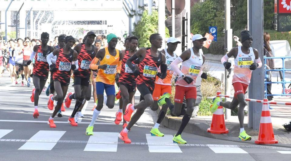 ペースメーカーを先頭に走り出す男子選手＝東京・丸の内（撮影・伊藤笙子）