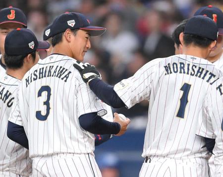 【写真】侍ジャパン　阪神の末っ子キャラ・森下が大学生の西川の肩をポンポン　活躍労う優しい先輩に　チームでは見られない一面のぞく