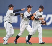 　欧州代表に勝利し、笑顔でベンチへ戻る（左から）森下、西川、田村（撮影・伊藤笙子）