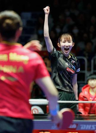 　世界選手権女子団体決勝、中国戦の第２試合で陳夢（手前）からポイントを奪い、ガッツポーズする早田ひな＝２月（共同）