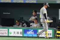 　８回、森下（右）が二ゴロに倒れ、厳しい表情の岡田監督（左）＝３０日