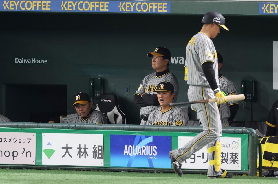 　８回、森下（右）が二ゴロに倒れ、厳しい表情の岡田監督（左）＝３０日