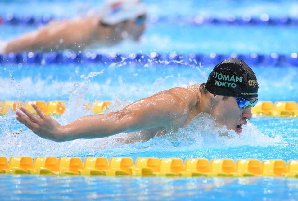 　パリ五輪代表選考会で力泳する本多灯