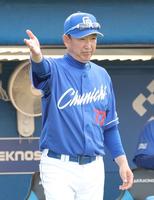 ９回、代打を告げる中日・立浪和義監督＝神宮球場（撮影・西岡正）