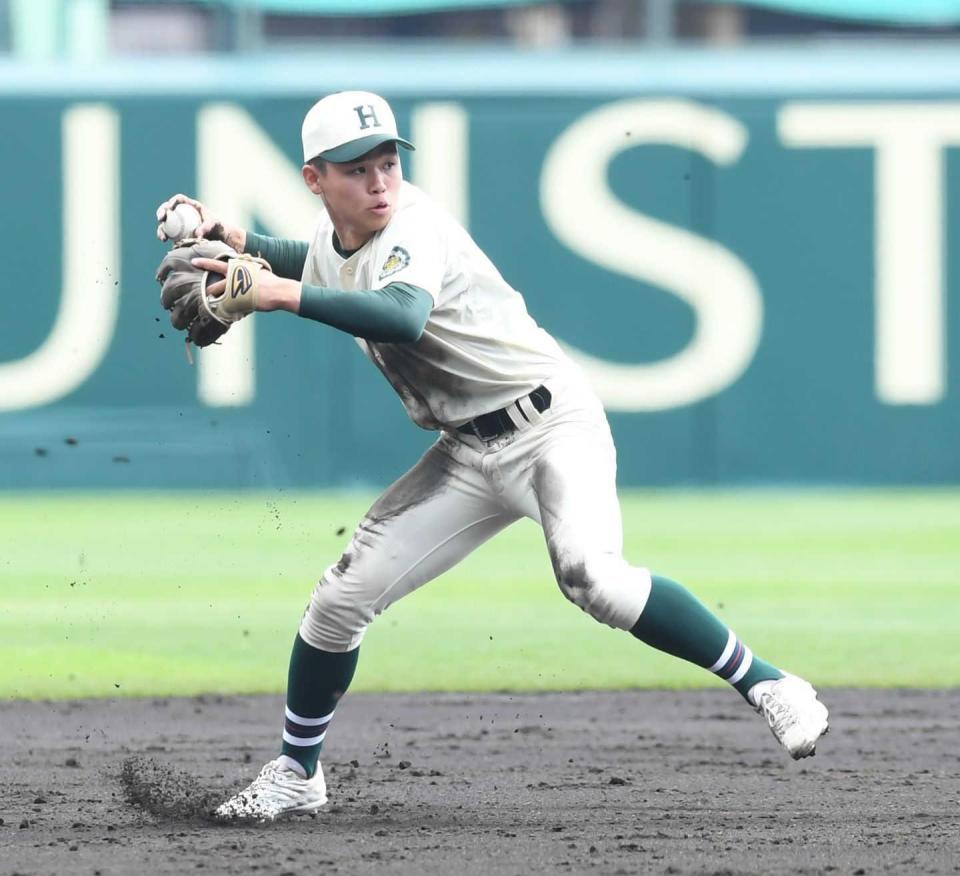 　決勝戦の５回、健大高崎・斎藤の打球を処理する報徳・橋本＝３月３１日、甲子園