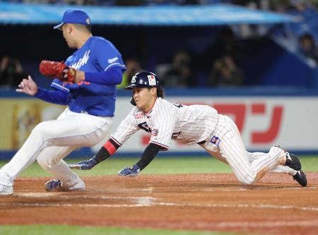 　開幕戦の８回、ワイルドピッチで勝ち越しの生還をする武岡＝３月２９日、神宮