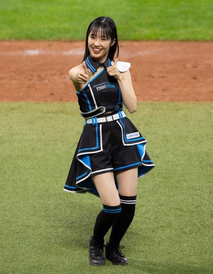 　新ダンスを披露するファイターズガールの西崎光さん（撮影・中島達哉）
