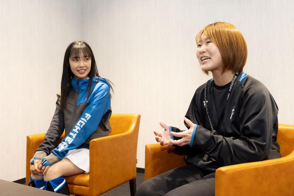 　インタビューに応じるファイターズガールディレクターの尾暮沙織さん（右）と西崎光さん（撮影・中島達哉）