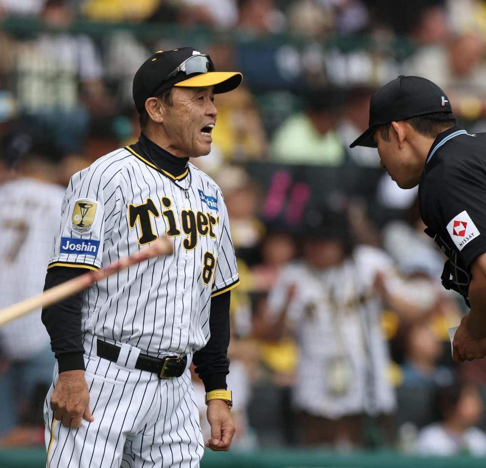 　５回裏の攻撃を終え、加治屋への交代を告げる岡田監督（左）＝２８日