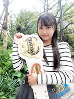 　プリンセス・オブ・プリンセス王座のベルトを掲げる渡辺未詩