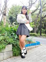 　プリンセス・オブ・プリンセス王座のベルトを抱いてポーズを決める渡辺未詩