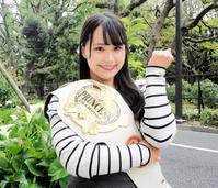 　プリンセス・オブ・プリンセス王座のベルトを抱き笑顔の渡辺未詩