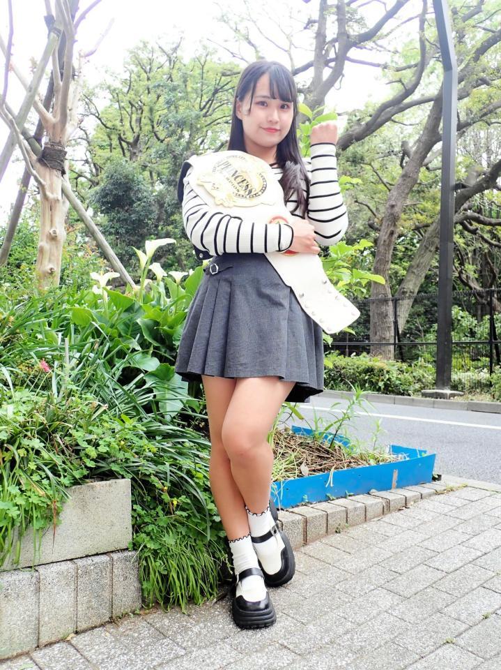 　プリンセス・オブ・プリンセス王座のベルトを抱いてポーズを決める渡辺未詩