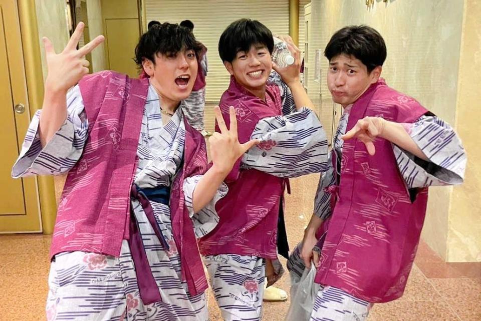 　高橋（中央）の実戦復帰までの日々を近くで見てきた、小川（左）と伊藤稜（小川提供）