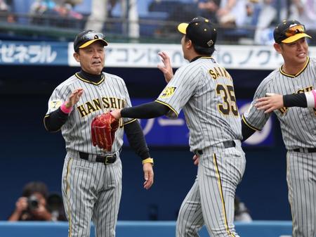 　完封勝利の才木を迎える岡田監督＝１２日