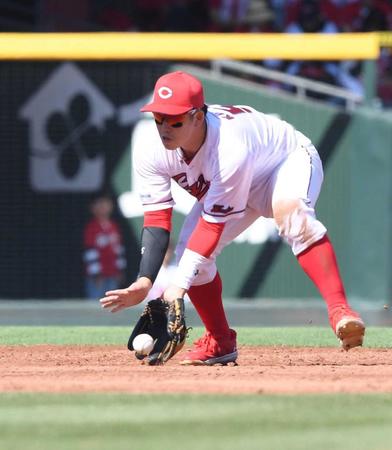 　５月３日のＤｅＮＡ戦でゴロをさばく遊撃手・小園