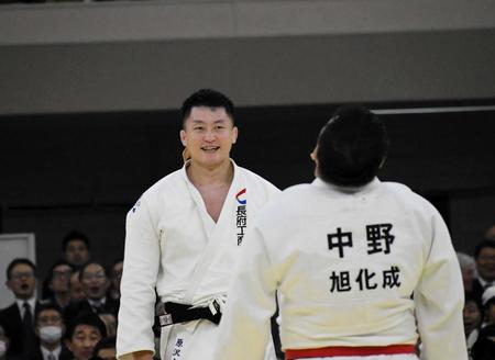 【スポーツ】異例のブーイングも　８年ぶり「旗判定」復活の柔道全日本選手権　原点回帰で好勝負連発の一方で不明瞭さ拭えず