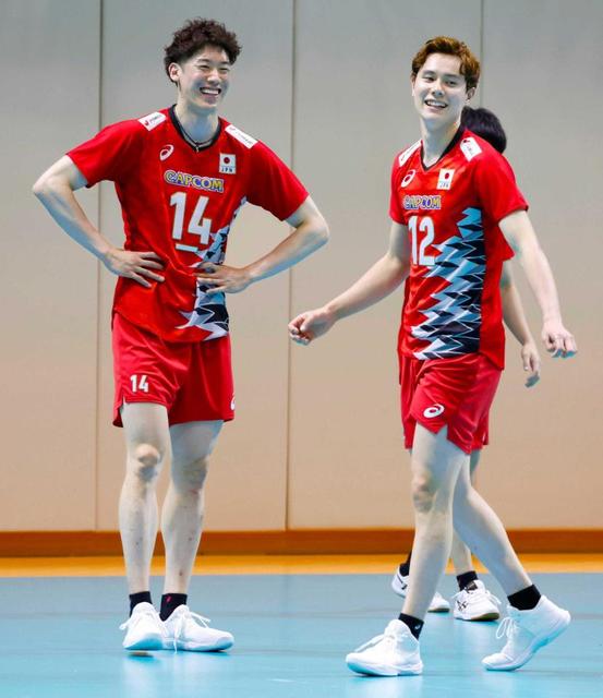 　笑顔を見せるバレーボール男子日本代表の石川祐希（左）と高橋藍＝７日、味の素ナショナルトレーニングセンター