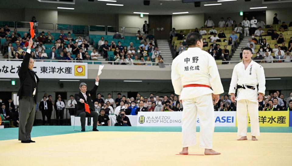 　旗判定により、決勝で中野寛太に敗れた原沢久喜（右端）＝４月２９日