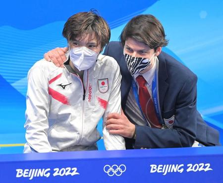 　北京五輪のキスアンドクライでランビエルコーチ（右）に肩を抱かれる宇野昌磨＝２０２２年２月