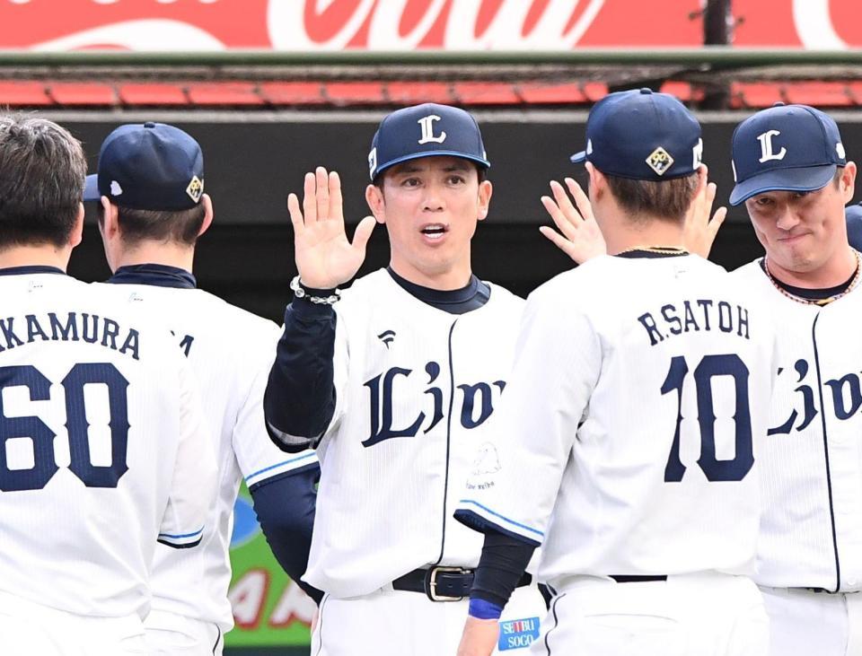 　逆転勝利を飾りナインを祝福する松井監督（中央）＝撮影・園田高夫