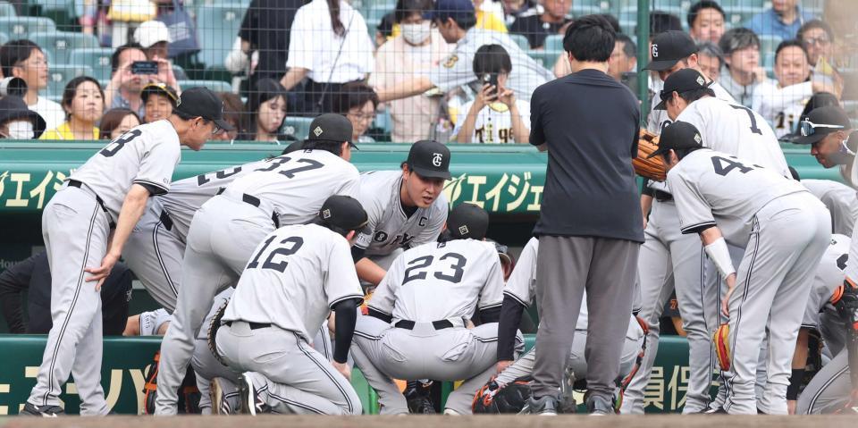 　試合前の円陣で声出しをする岡本和（中央）＝２４日