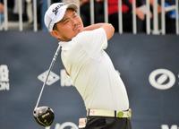 　ショットを放つ北村晃一