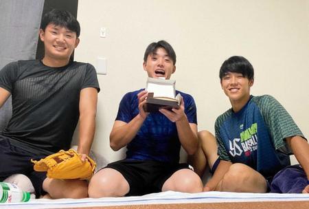 　２０年９月２６日に長岡の誕生日を祝った同級生の同期トリオ、左から奥川、長岡、武岡（長岡提供）