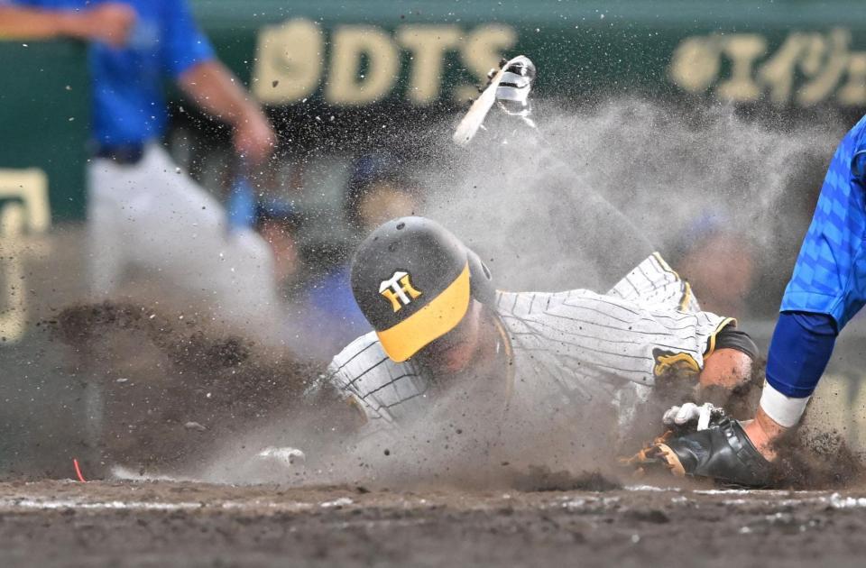 　小幡のサヨナラ打で生還する二走・植田（撮影・北村雅宏）