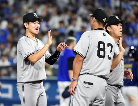 　４勝目を挙げた井上（左）を出迎える阿部監督（２７日）