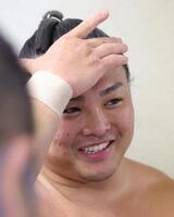 白星を挙げ笑顔を見せる炎鵬（撮影・坂部計介）