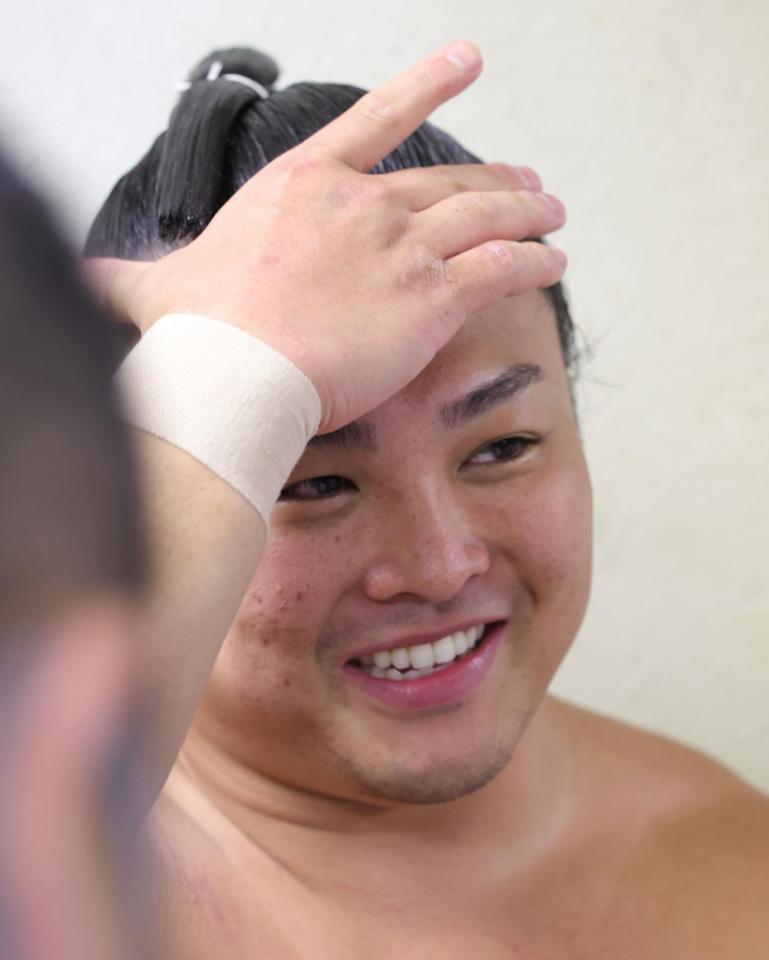 白星を挙げ笑顔を見せる炎鵬（撮影・坂部計介）
