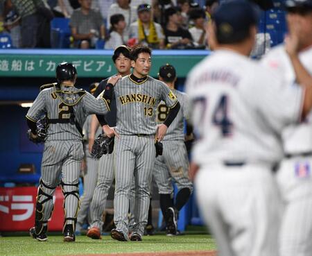 　９回、村上にサヨナラ打を浴びた岩崎＝６日