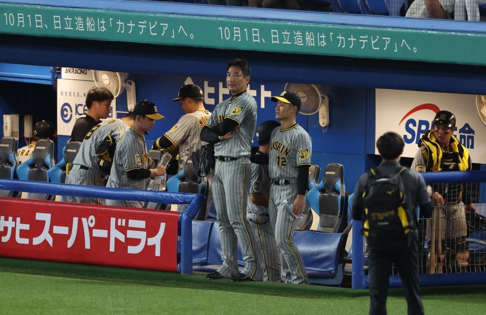 　サヨナラ打を浴びベンチでがっくりの岩崎ら阪神ナイン＝６日