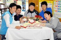 ２０１１年の日本ハムキャンプでバレンタインの特製チョコに笑顔を見せる（左から）中村　勝、土屋健二、斎藤佑樹、中島卓也、杉谷拳士