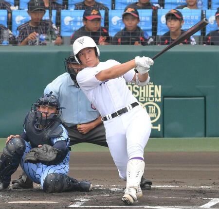 　１９日の東海大相模戦の７回、左中間へ先制ソロを放つ関東一・高橋