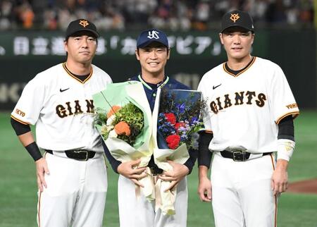 　長野（左）と坂本（右）から花束を渡され、笑顔を見せる青木（撮影・佐藤厚）