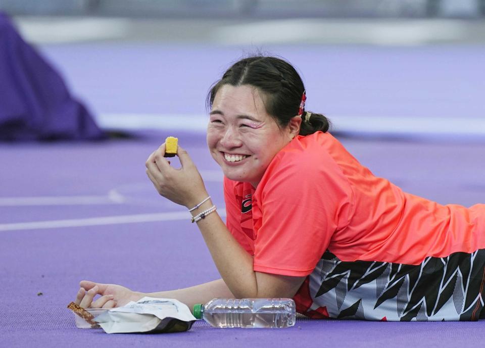 　パリ五輪女子やり投げ決勝で競技の合間にカステラを食べる北口榛花