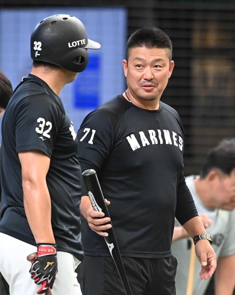 　佐藤（左）と話す村田打撃コーチ＝１５日