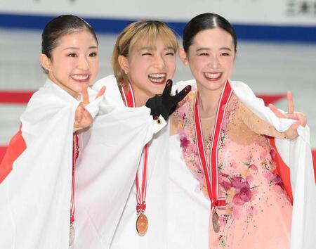 　９日のＮＨＫ杯女子で優勝した坂本花織（中央）、２位の千葉百音（左）、３位の青木祐奈