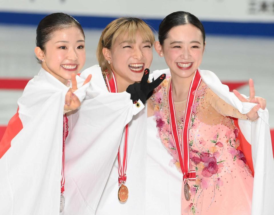 　９日のＮＨＫ杯女子で優勝した坂本花織（中央）、２位の千葉百音（左）、３位の青木祐奈