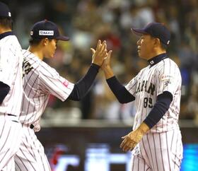 　韓国に勝利し森下（左）とタッチする井端監督（１５日）