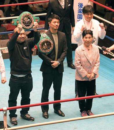 　リング上であいさつする袴田ひで子さん（右）と中谷潤人（中）＝１１月２９日、後楽園ホール